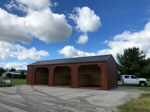 3-stalk animal shelter in mahogany and black roof
